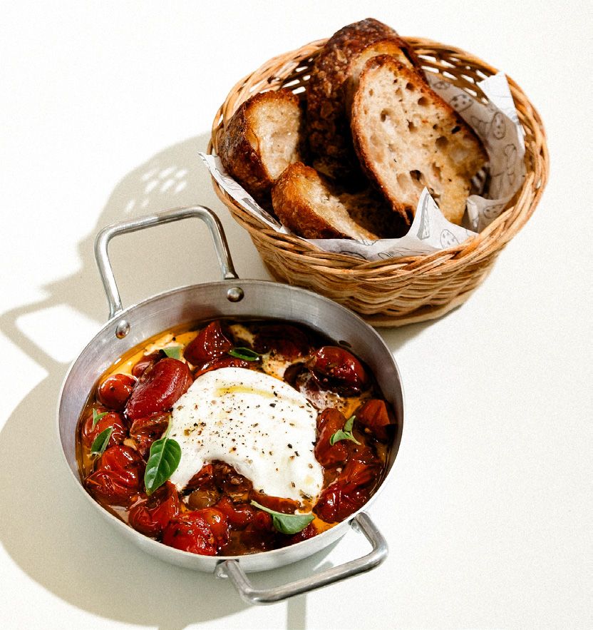 Cestinha de pães com tomatinhos confit