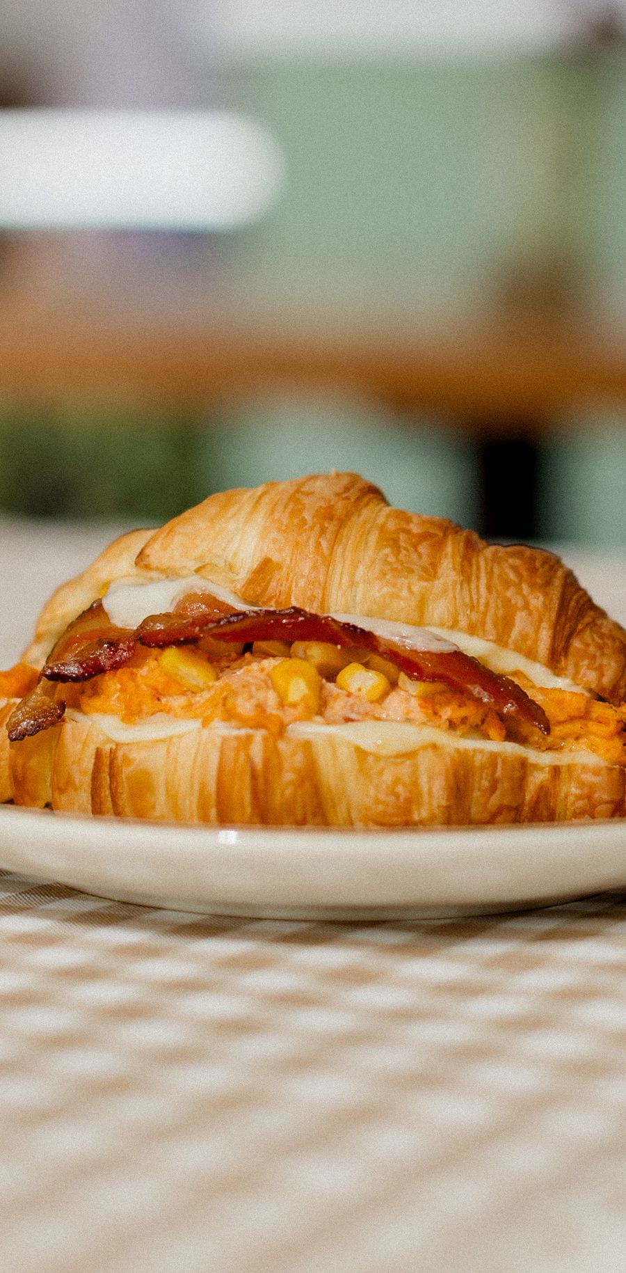 Croissant caipira servido em uma mesa do café