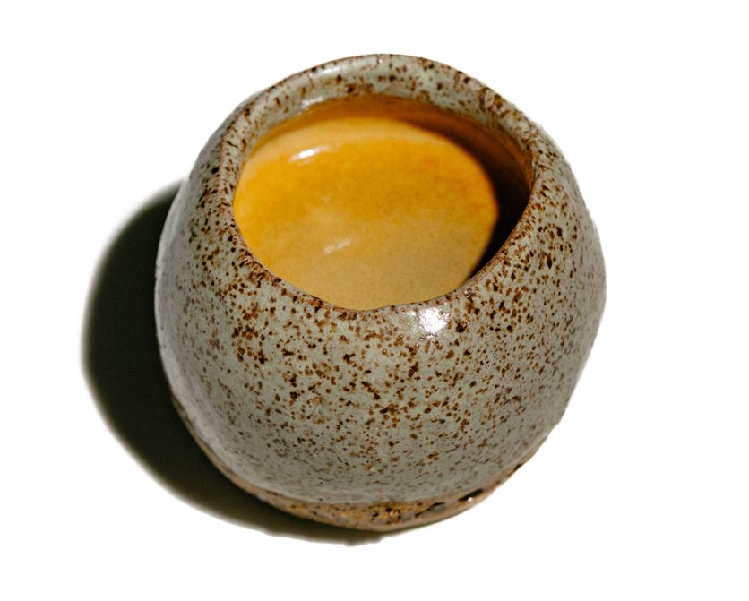 Espresso na xícara de cerâmica da casa