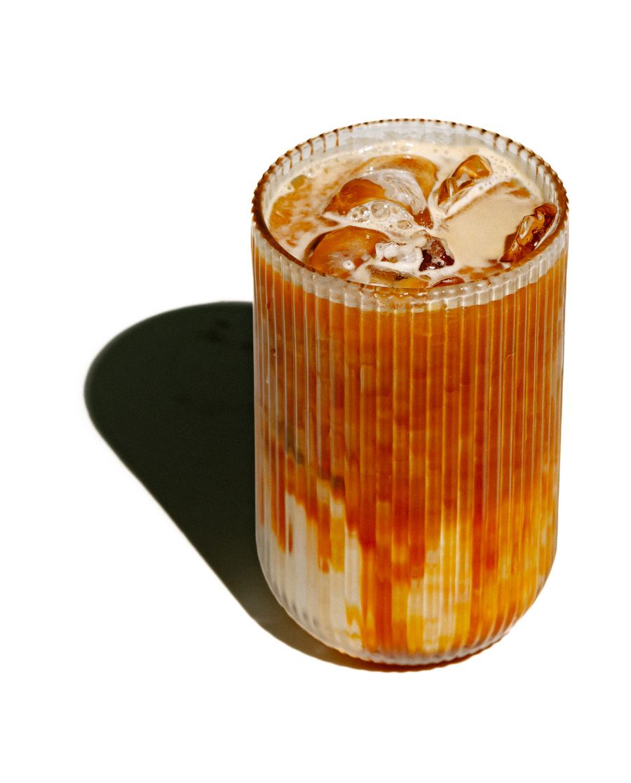 Iced caramel latte em copo canelado
